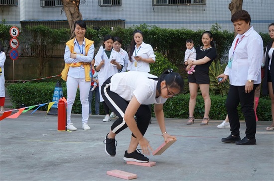 广州友好机构运动会 时尚与传统交融的摸石过河比赛