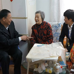徐满祥总院长走访慰问百岁老人，送果篮、送祝福