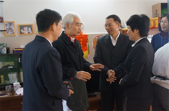 广州友好老年公寓 徐满祥总院长走访慰问百岁老人，送果篮、送祝福