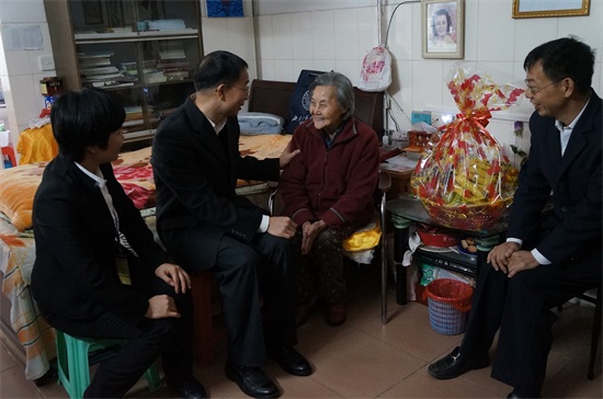 广州友好老年公寓 徐满祥总院长走访慰问百岁老人，送果篮、送祝福