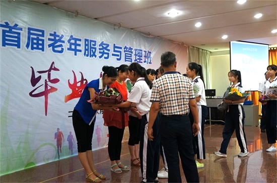 广州友好老年公寓 首届校企合作老年服务与管理专业班举行毕业典礼 我院31名员工喜获老年服务与管理专业毕业证书 广州友好老年公寓 首届校企合作老年服务与管理专业班举行毕业典礼 我院31名员工喜获老年服务与管理专业毕业证书