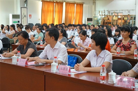 广州友好老年公寓 首届校企合作老年服务与管理专业班举行毕业典礼 我院31名员工喜获老年服务与管理专业毕业证书 广州友好老年公寓 首届校企合作老年服务与管理专业班举行毕业典礼 我院31名员工喜获老年服务与管理专业毕业证书