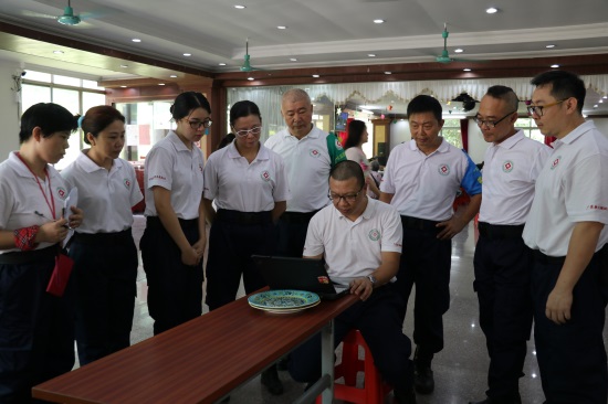 广州友好老年公寓 老少同乐迎中秋 粤港一心做义工