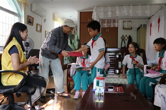 广州友好老年公寓 大源小学学生重阳节来我院探访长者