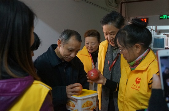 广州友好老年公寓 老代会、义工队募捐年前走访慰问、给特需长者送温暖